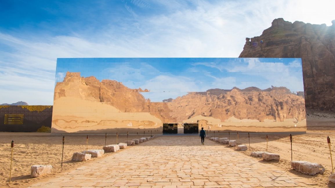 Saúdská poušť ukrývá šperk: největší zrcadlovou budovu na světě